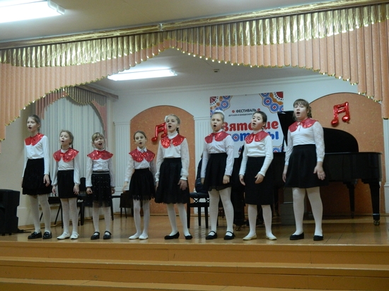 Вокальный ансамбль младших классов хорового отделения «Радужные нотки»